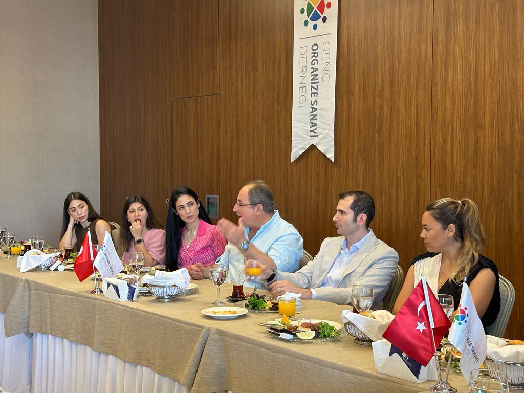 GOSD_Antalya's tweet photo. Genç Organize Sanayi Derneği aylık olağan üye toplantısı konuğu bu ay Antalya Organize Sanayi Bölge Müdürü Sn. İlhan METİN’di . Bütün samimiyetiyle tecrübe ve deneyimlerini bizimle paylaştığı için kendisine teşekkür eder, başarılarının devamını dileriz. #gencosd https://t.co/r3xbiVG2OP