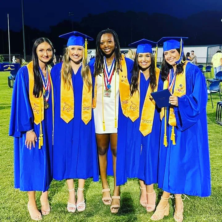 summerpowerss's tweet photo. From Senior to Alumnus! Great things ahead!! #Classof2023💙💛 https://t.co/FnvWwgQnb2