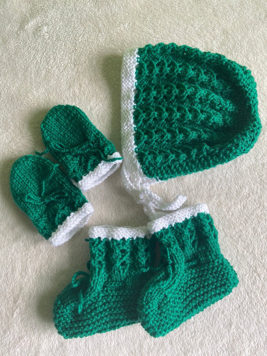 Knitted baby bonnet booties and mittens set size 6-12 months 👶🧶
etsy.com/listing/109955…
#shopsmallbiz #babygift #handmade #christmas