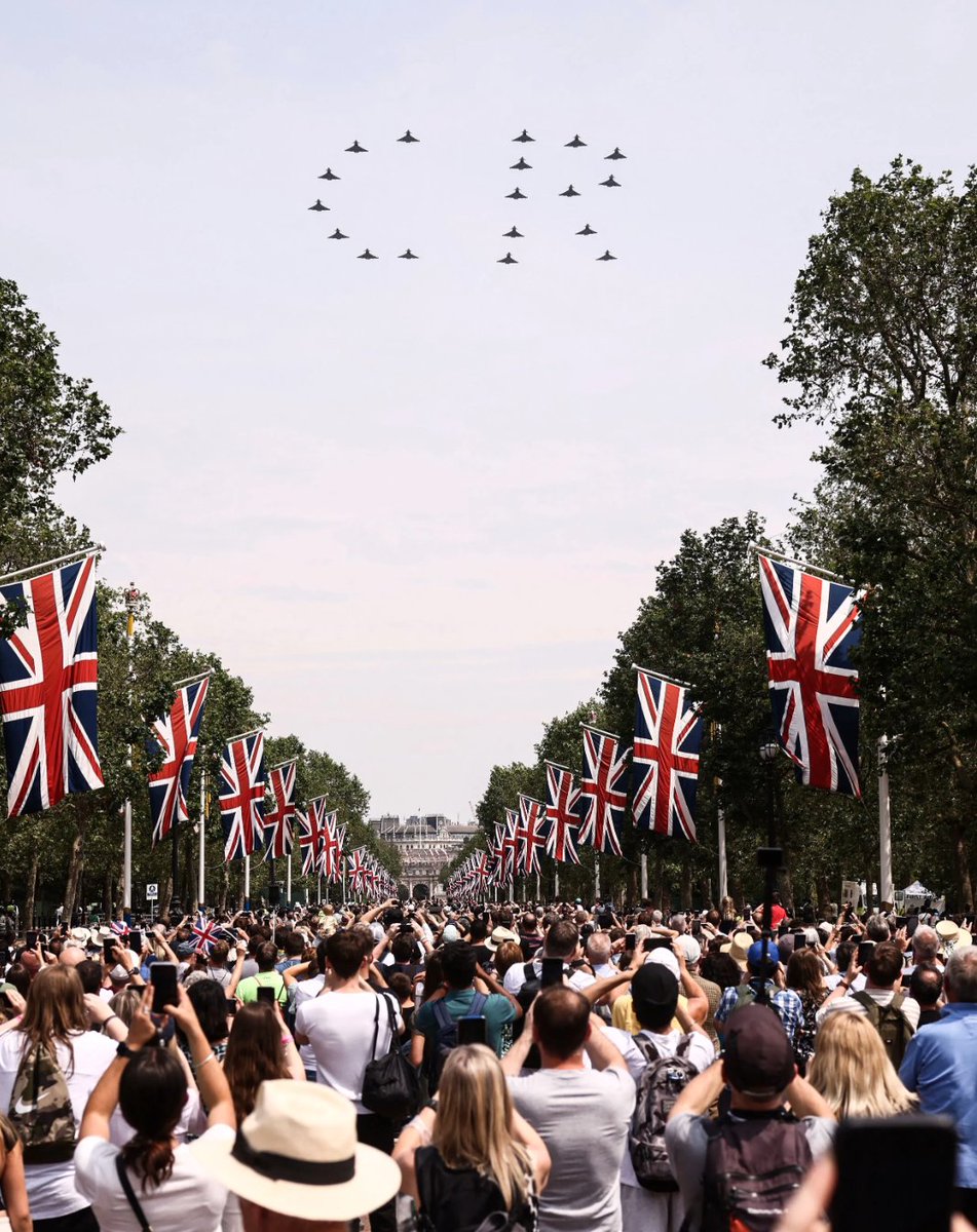 A view of today's historic fly-past following the first Trooping the Colour of King Charles III's reign trib.al/lhgfkxb