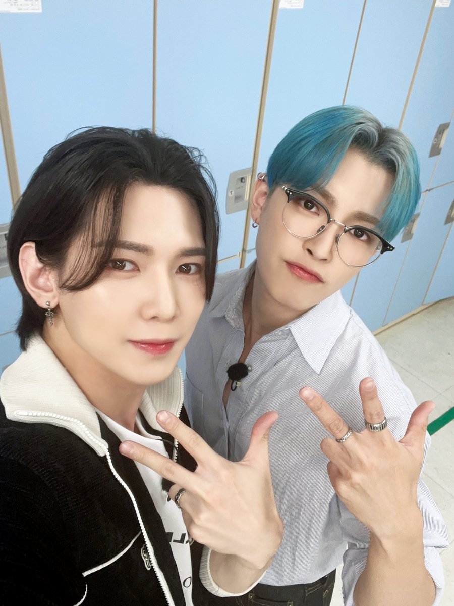 ATEEZofficial's tweet photo. [📷] '동네스타K3' Behind Photo 
⠀
'리얼 K-매운맛' 에이티즈와
'리얼 방송' 동네스타K!
그야말로 '진짜'들의 만남에 텐션 UP🔥💚
⠀
#동네스타K3 #ATEEZ #에이티즈 https://t.co/d8ymRDBkP8
