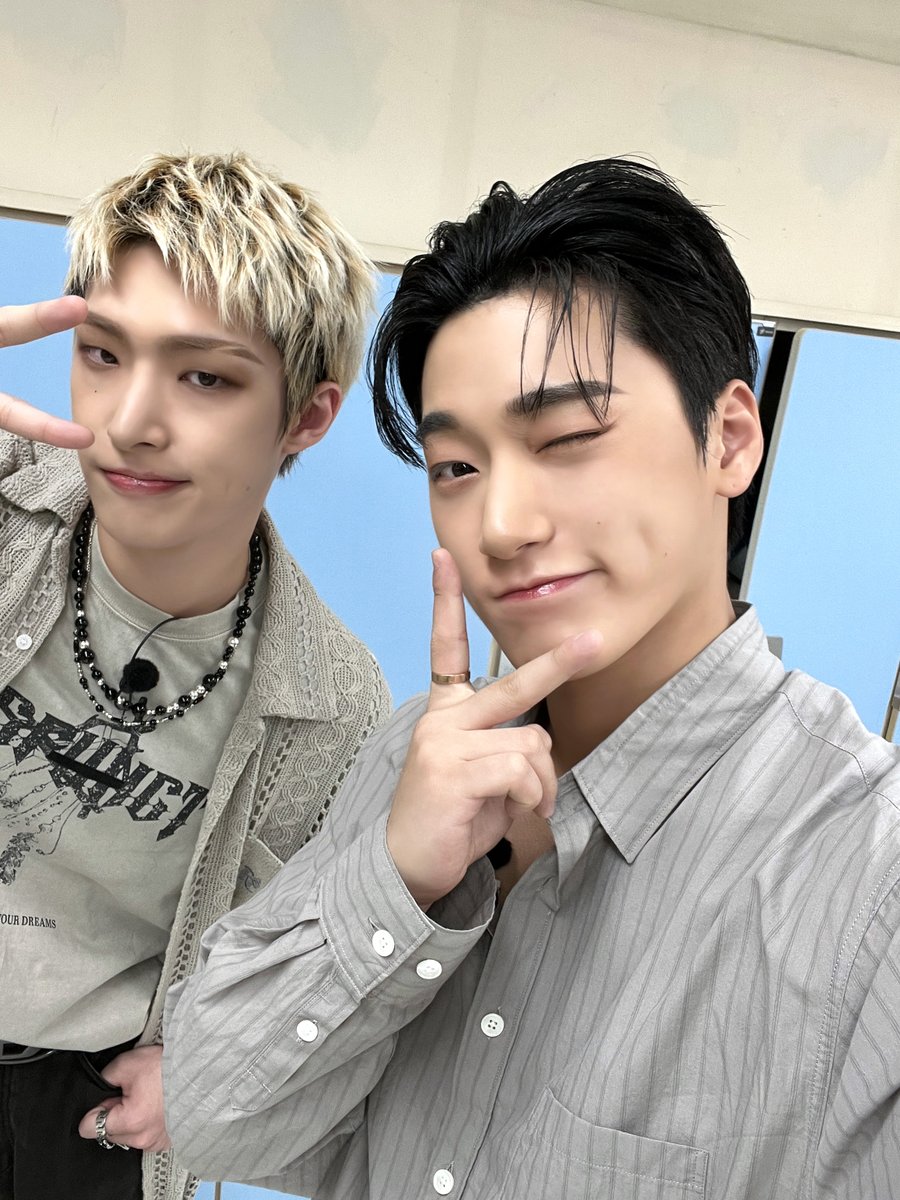 ATEEZofficial's tweet photo. [📷] '동네스타K3' Behind Photo 
⠀
'리얼 K-매운맛' 에이티즈와
'리얼 방송' 동네스타K!
그야말로 '진짜'들의 만남에 텐션 UP🔥💚
⠀
#동네스타K3 #ATEEZ #에이티즈 https://t.co/d8ymRDBkP8