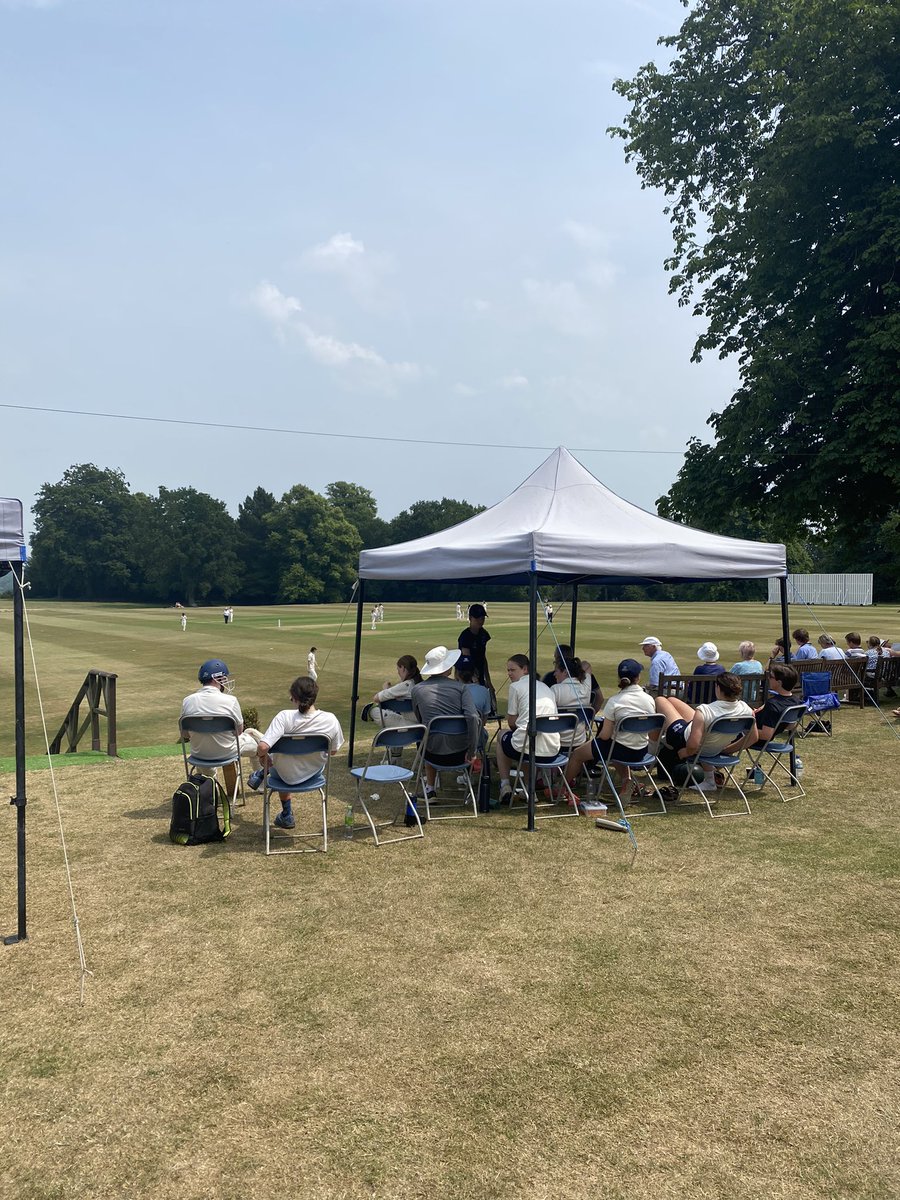 Ladies varsity <a href="/FACCC_Cricket/">ArundelCastleCricket</a> Oxford 217-7 off 45. Watch live youtube.com/live/VZIa_zQac…