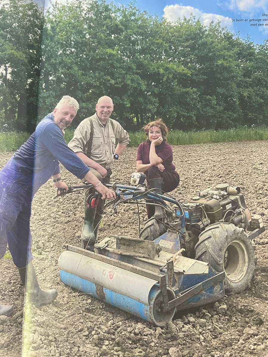 ginakranendonk's tweet photo. Akkeranden inzaaien met de onvolprezen “Lombardini Nibi”…nu in #dejager (blz. 10 ) met mn jagersvriend Dirk-Jan Polak…enkele prachtfoto’s van de in bloei staande akkerrand …nu vol met fazanten,hazen & insecten ! @KonNedJagersver #jacht https://t.co/9VVoyYajLK