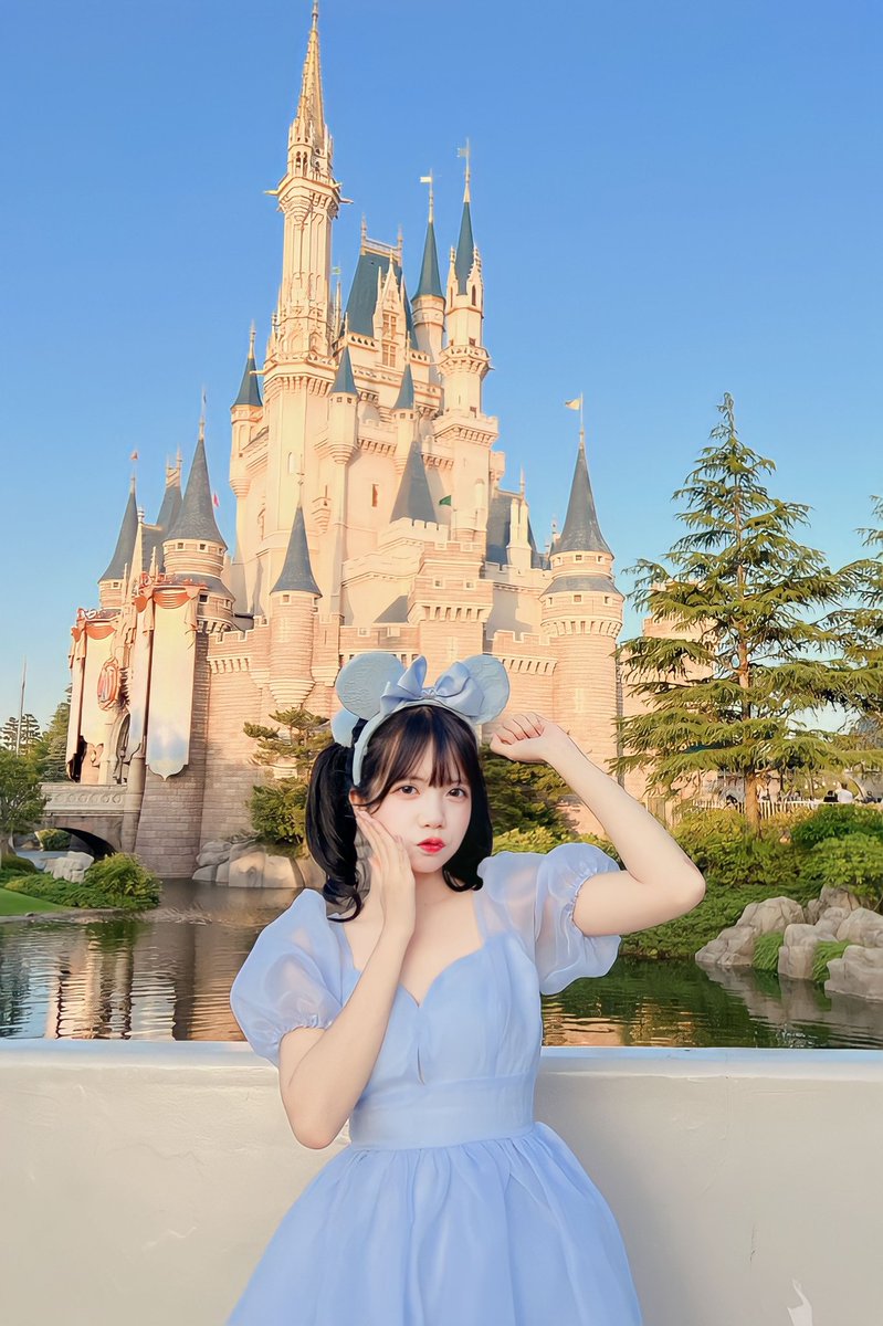 yan_niji's tweet photo. ディズニーランド💙
#Yan #YanNiji #NijiUniverseInc #虹バス https://t.co/UZIEYy353t