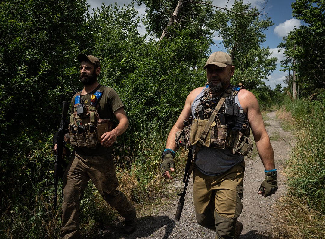 Inside one of the first villages liberated by Ukrainian army during current counteroffensive. Under the constant shelling keep pushing forward.

Commander said 'I contributed to making this land free. I did not live my life for nothing'

#ukraine #warinukraine #counteroffensive