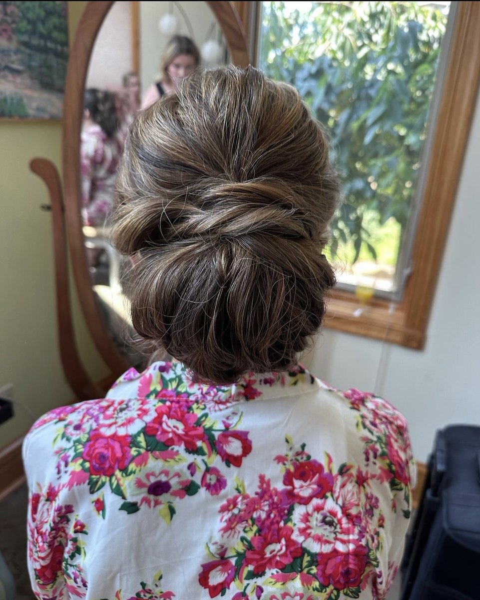 A simple, yet stunning up-do from one of our most recent weddings!😍👰‍♀️

 #wedding #bridalstyles #hairinspo #weddingsalon #bride #bridesmaid #weddinghair #weddingmakeup #makeup #updo #updosfordays #airbrushmakeup #weddingday #dmvstylist #BPBEliteTeam #BPBEliteArtist #BPBBride #