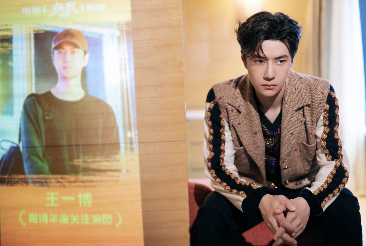 Yibo_Thailand's tweet photo. 230617 | YIBO-OFFICIAL weibo update
บทสนทนาของตัวละครทั้งในและนอกภาพยนตร์นั้น มีชีวิตที่แตกต่างแต่เปี่ยมล้นไปด้วยความกระตือรือร้นที่เหมือนกัน นักแสดงหนุ่ม #หวังอี้ป๋อ สวมเสื้อกั๊กผ้าทวีตปักลายและเสื้อ POLO แขนยาว (มีต่อ)

#WangYibo #王一博 1/3
#WangYibo_ShanghaiFilmFest https://t.co/E7IelWy3lG