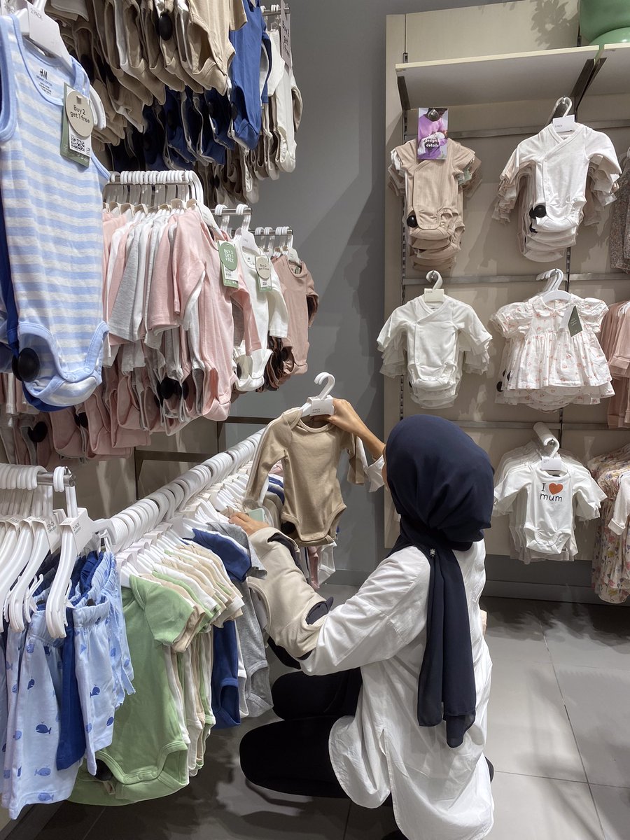 kekniiss's tweet photo. rasa nak borong semua! no more my aesthetic outfit! now focus on this little human to become aesthetic 😂 https://t.co/0VKSomu2P3
