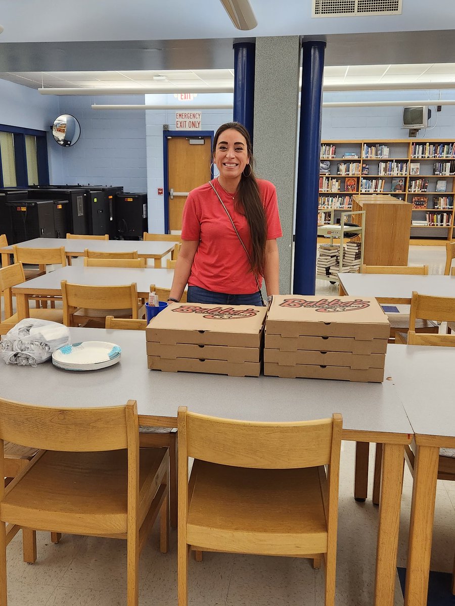 TashaTeaches_11's tweet image. @Bubbas33Careers, Victoria was happy to show appreciation to our teachers and staff as we wrapped up week 1 of summer learning!  
#ccssummerlearning23
#championsforlearning
#thelittlethingsmatter
@CumberlandCoSch @ccssecondaryed