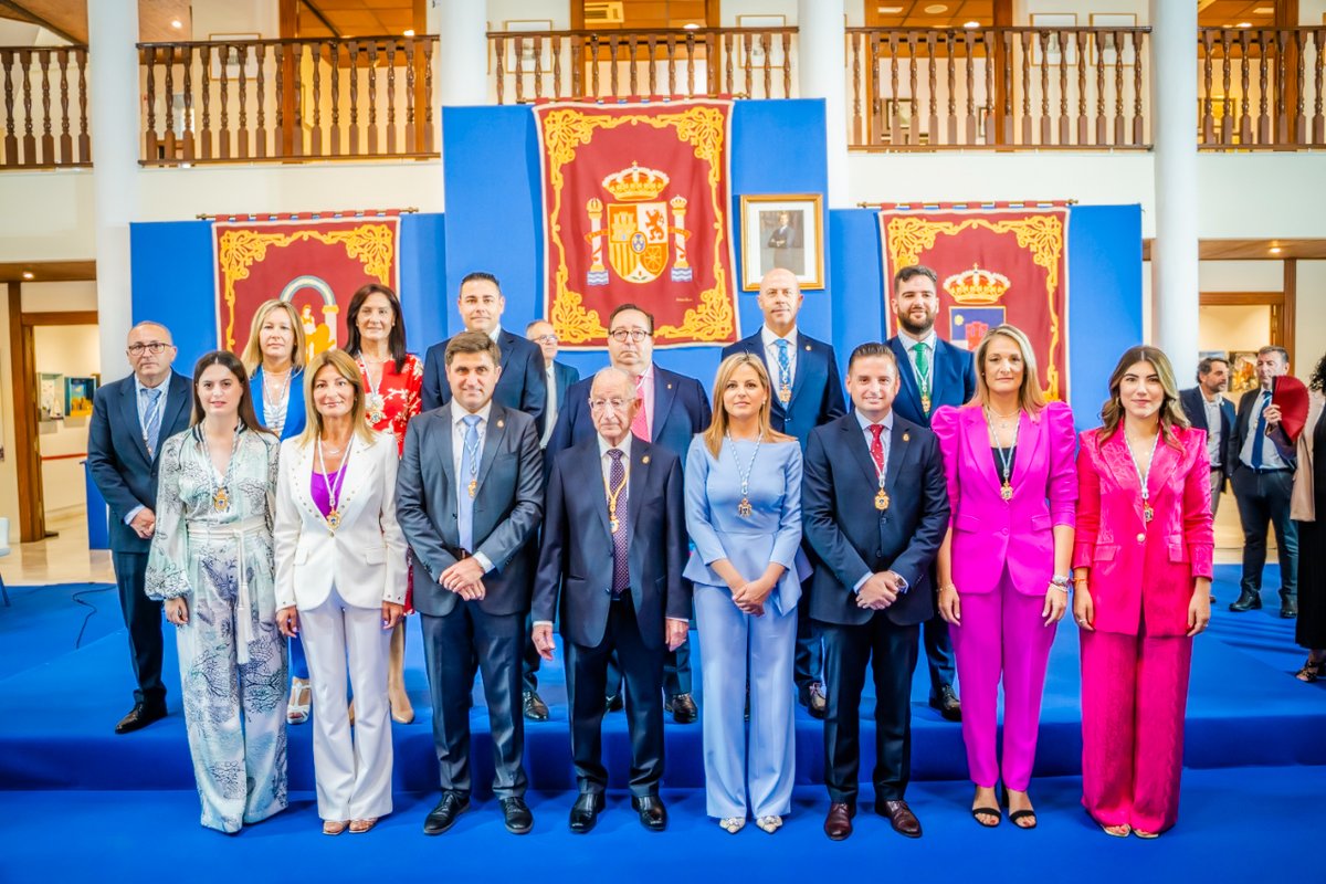 AytoRoquetas's tweet photo. 🔵 Gabriel Amat recibe por octava vez el bastón de mando que lo convierte en alcalde de #RoquetasdeMar.

Puede ampliar la información y leer la noticia en 👉 https://t.co/MprmVLUvY5

#PlenoInvestidura #EquipodeGobierno #CorporaciónMuninicipal https://t.co/zCWhiflcgm
