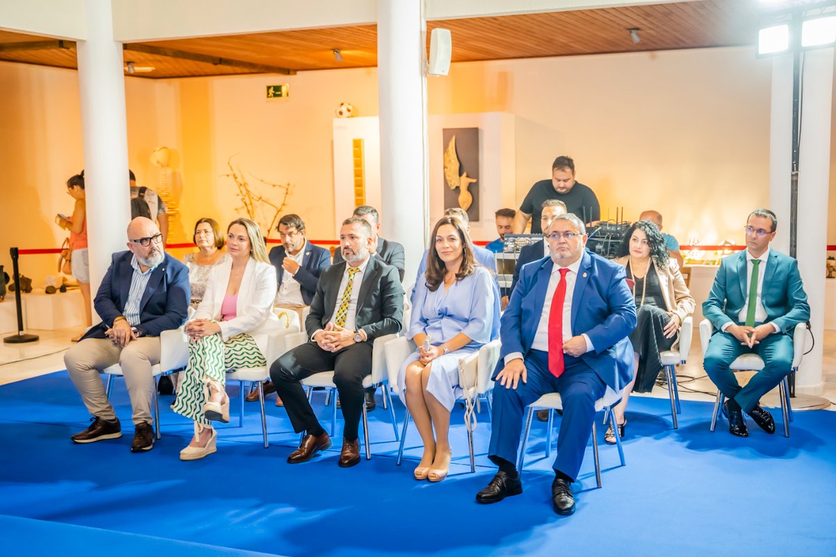 AytoRoquetas's tweet photo. 🔵 Gabriel Amat recibe por octava vez el bastón de mando que lo convierte en alcalde de #RoquetasdeMar.

Puede ampliar la información y leer la noticia en 👉 https://t.co/MprmVLUvY5

#PlenoInvestidura #EquipodeGobierno #CorporaciónMuninicipal https://t.co/zCWhiflcgm