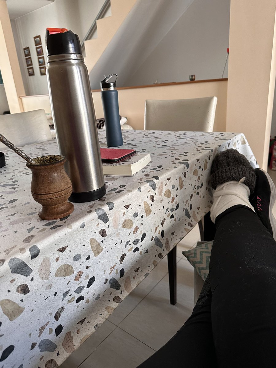 ClauLAmayor's tweet image. Buen sábado! 🧉y 📚. Así arrancamos el finde XXL. Paseen por miii ! 😂 #Dia6