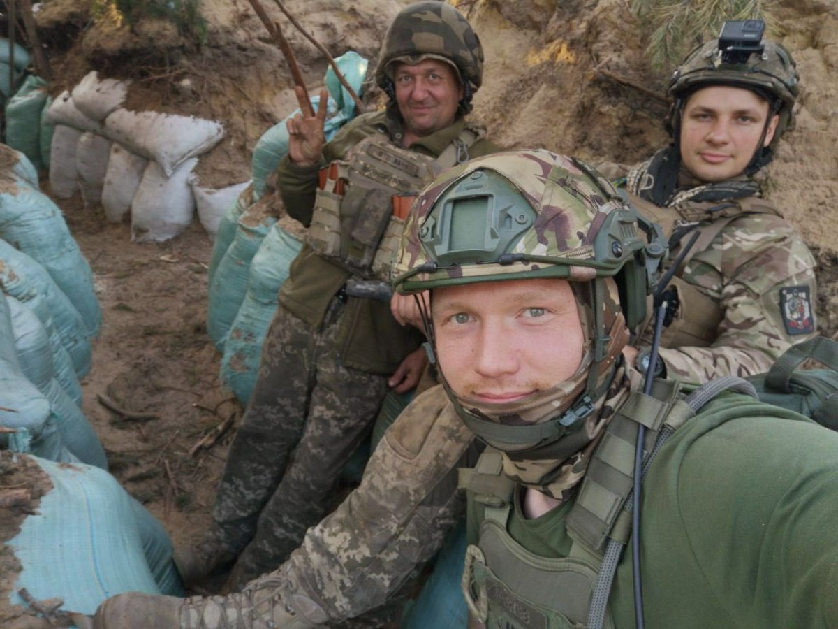 This soldier is from a Territorial Defence Unit and is successfully defending his position in Kreminna forest #Luhansk region together with his comrades for months now

In peacetime he was most likely a simple civilian,but due to the intervention he decided to defend his country