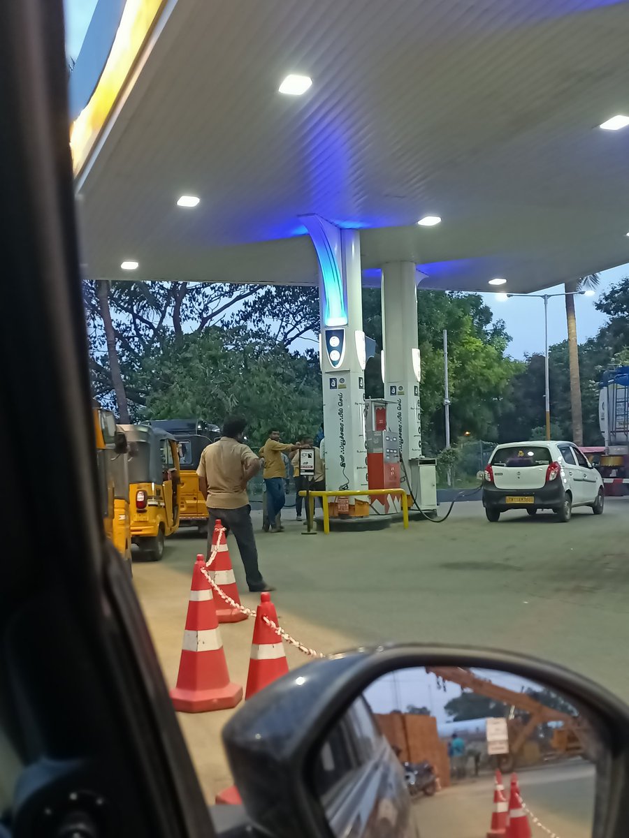 anuditmandal's tweet photo. @agppratham 

Please educate your bunks, auto has different valve and car has different valve and both can operate at same time.

I m standing behind so many autos where as i could have filled CNG by now https://t.co/8EwdJTg4D8