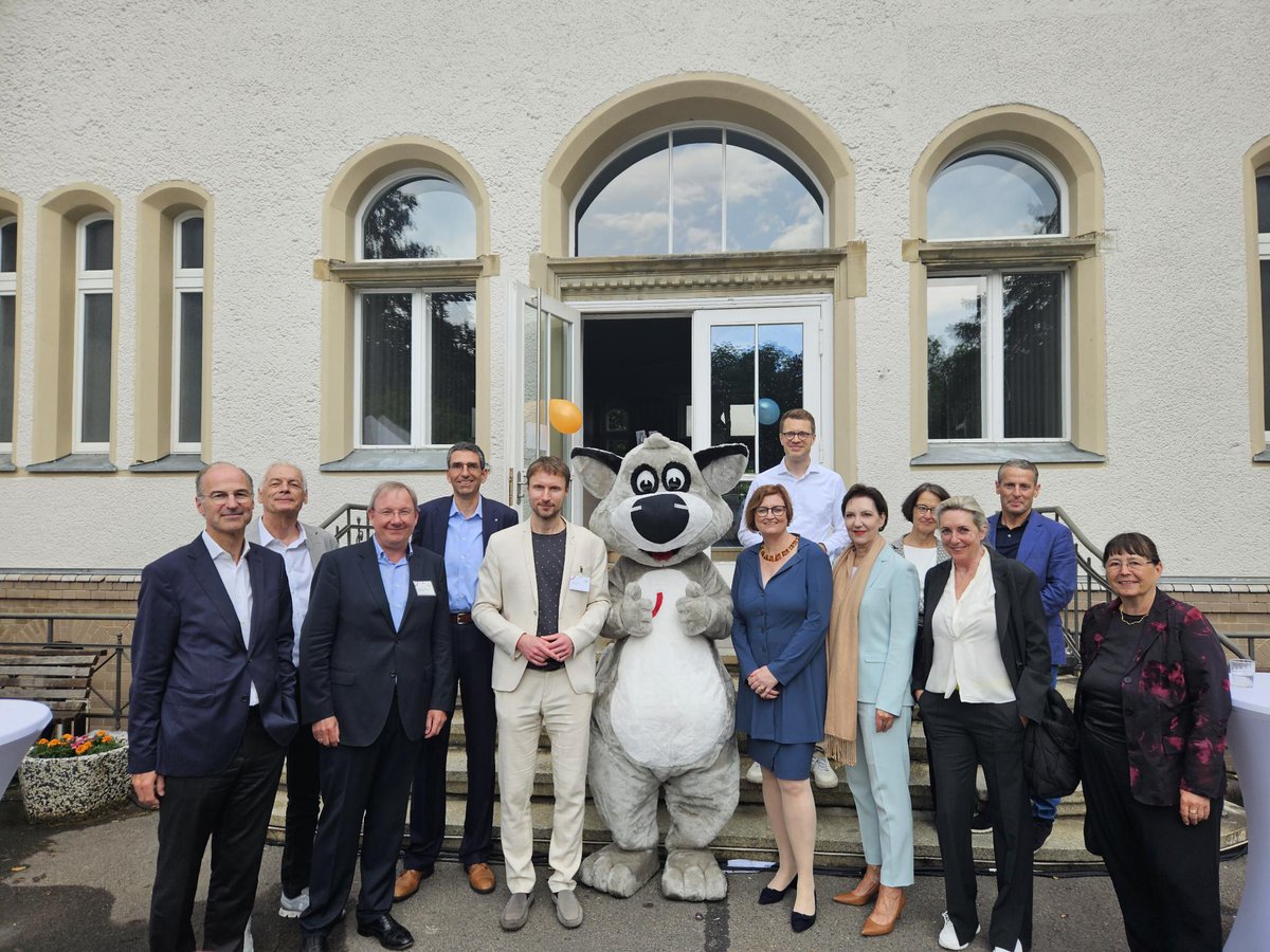 SenWGP's tweet photo. Berlins Gesundheitssenatorin @CzyIna hat heute die Jubiläumsfeier zu 20 Jahren @Vivantes Rehabilitation eröffnet. Die Klinik für ambulante #Rehabilitation war u ist wegweisend für #Berlin. Am Auguste Viktoria Klinikum ist sie mit 220 Plätzen das größte derartige Angebot in Berlin https://t.co/lGvvsh8b8d