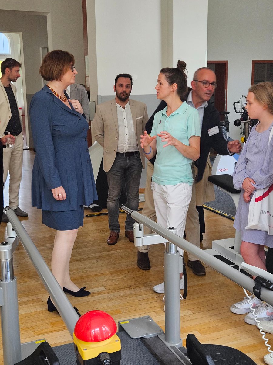 Berlins Gesundheitssenatorin @CzyIna hat heute die Jubiläumsfeier zu 20 Jahren <a href="/Vivantes/">Vivantes Netzwerk für Gesundheit GmbH</a> Rehabilitation eröffnet. Die Klinik für ambulante #Rehabilitation war u ist wegweisend für #Berlin. Am Auguste Viktoria Klinikum ist sie mit 220 Plätzen das größte derartige Angebot in Berlin