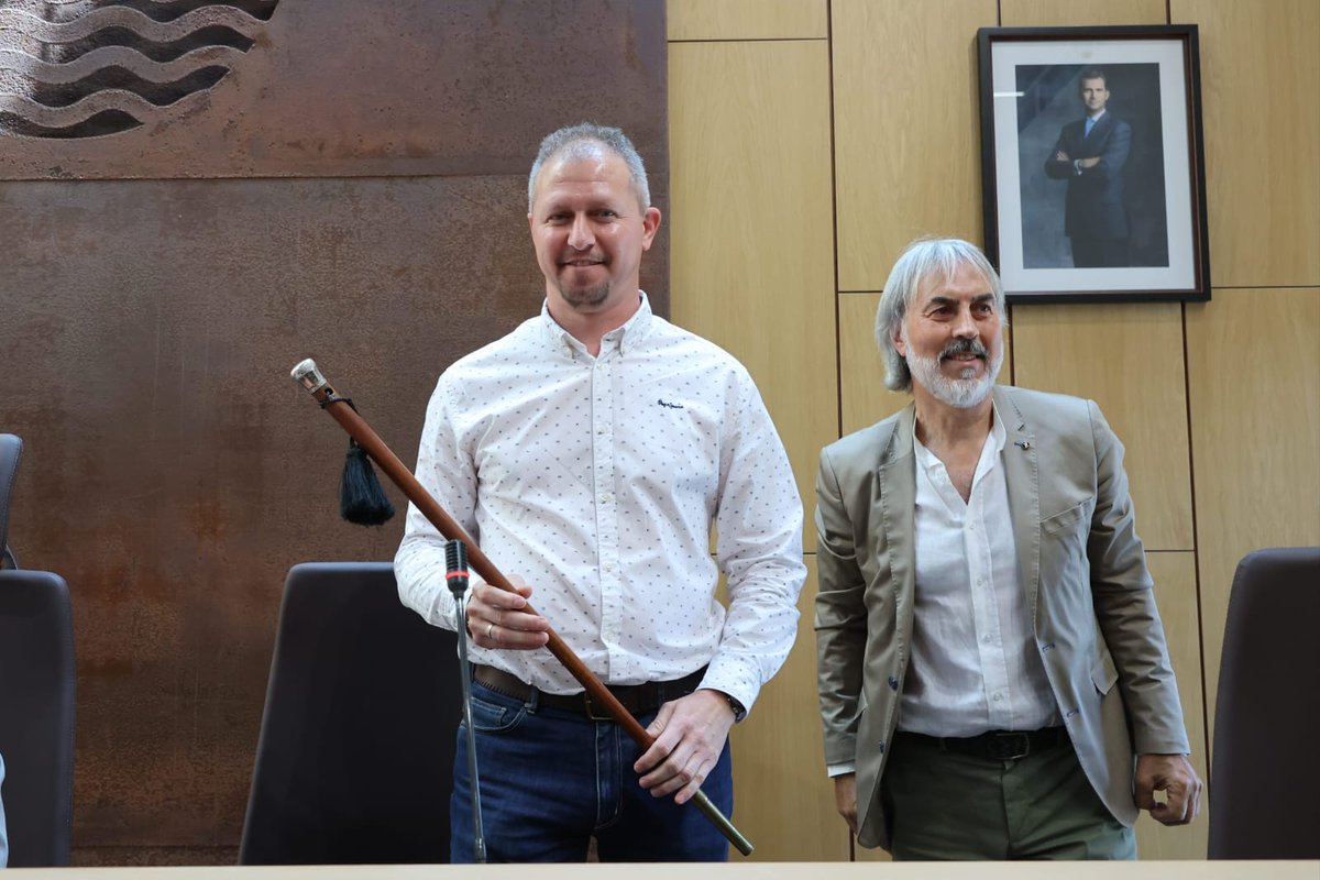 PSOE_CyL's tweet photo. 👏 Jorge Pérez es elegido alcalde de Villaquilambre (León).

🏛️🌹 @luistudanca asiste al pleno de constitución del Ayuntamiento del municipio.

🗣️ "Hoy triunfa la justicia, la dignidad, la transparencia y la decencia". https://t.co/0OMzT8yD2e