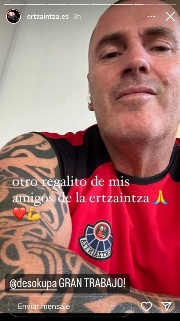 La policía haciendo regalos y felicitando a Desokupa por su "gran trabajo". 

Al menos no esconden que su labor es la misma bajo diferentes formas: defender la propiedad privada contra el proletariado.