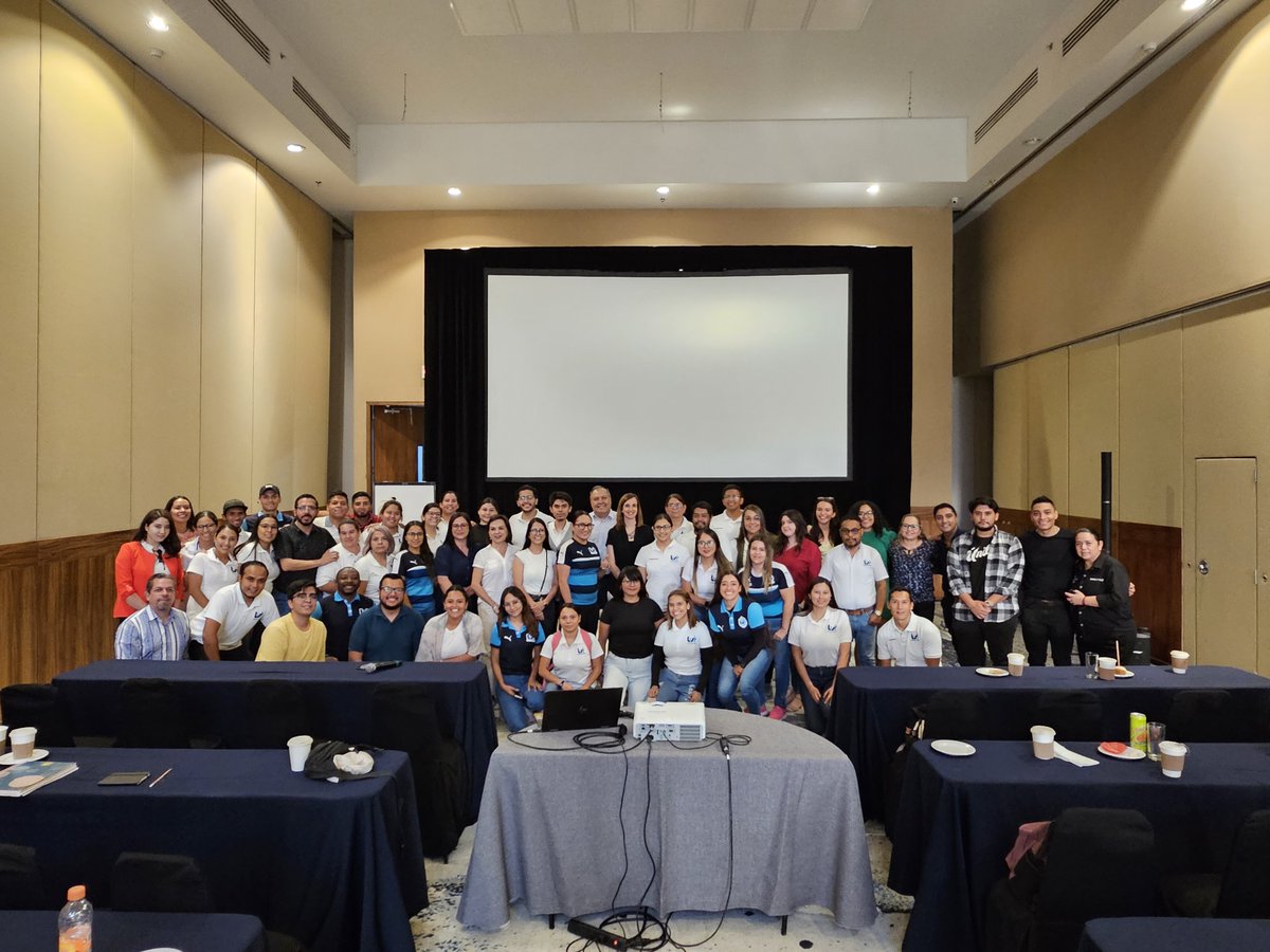 DirectorEsc's tweet photo. Agradecemos a Aurora Díaz S su venida a #Guadalajara y los dos seminarios para #LíderesEducativos con temas de #LiderazgoVirtuoso y #LiderazgoResponsable
Fueron espacios de reflexión y compartir entre pares para fortalecer nuestra labor y poder construir una #MejorEducación https://t.co/ZSlGMO35FP