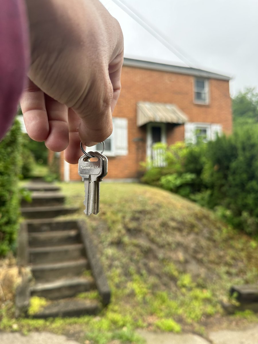 Power Moves 🔑 ⚒️ 

@SpaceRiders_NFT no. 816 just purchased 816 Pioneer Drive.

Had to throw a hard hat on cause we about to go to work! Buildoooor building 🧱 by 🧱 #SpaceRiders #RideWithUs