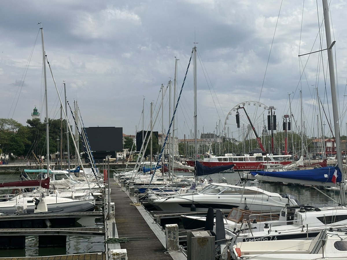 ClubBagnards's tweet photo. 🟡⚫️ Les écrans sont prêts sur le Vieux Port de @AggloLR ! Vivement 21h ! 🔥🔥 #fievreSR #STSR #Top14 #ObjectifBrennus #OnLacheRien https://t.co/tYoNpKjsCx