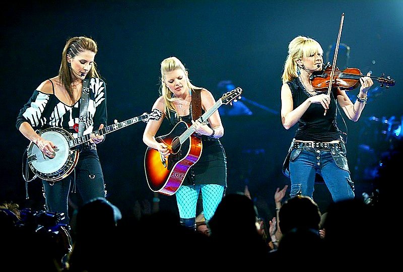 #DixieChicks      🇺🇲
 '  Cowboy  Take  Me  Away  '
 •  youtu.be/MdkIJm65ytM  •