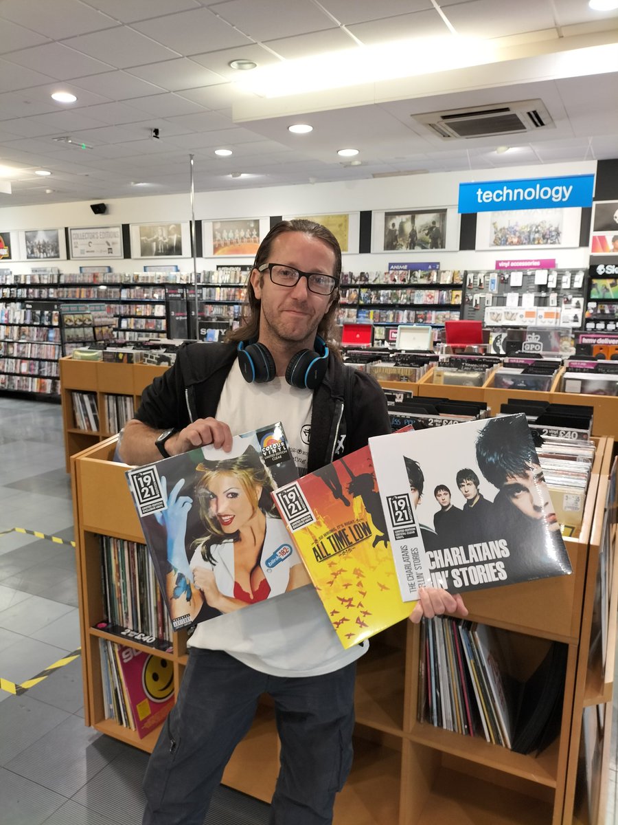 Happy customers this morning 😁

#hmvLovesVinyl