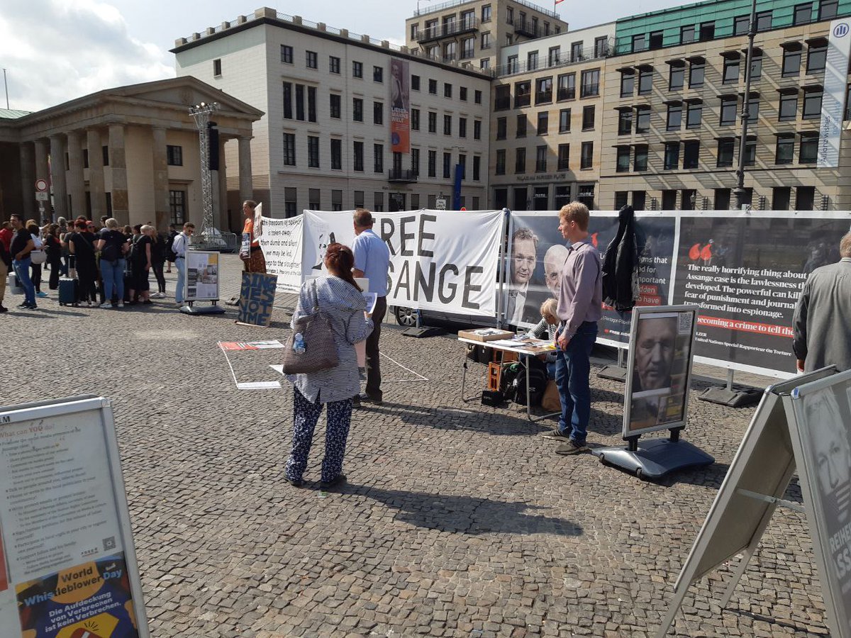 Berlin4Assange's tweet photo. Auch am gestrigen Freitag
@RajaValeska mit #Actions4Assange 13-19 Uhr am #BrandenburgerTor gegenüber der #USBotschaft.
#DropTheCharges!
#FreeAssangeNOW! https://t.co/5cQMToPkz6