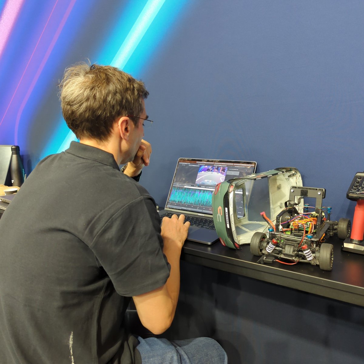 [#VIVATECH] Après la première épreuve, place à l'analyse des  performances !  Les compétiteurs procèdent à des nettoyages de données et à des vérifications du comportement de l'IA sur certains obstacles. 👨‍💻  
<a href="/renaultgroup/">Renault Group</a> <a href="/wearemobilizers/">Mobilize</a> #robocars
