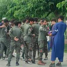 Türkiye'ye girerken Kamuflaj giymiyorlar diye Suriyeli ve  Afgan askerleri tarafından işgal edilmiyor muyuz sanıyorsunuz? 
Lazım olduğu zaman giyecekler!
DÜZENSİZ GÖÇMEN DEĞİL, DÜZENLİ İŞGAL..!

@umitozdag @s_altuntas