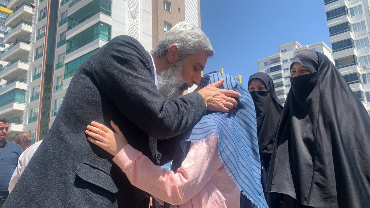 Alparslan Kuytul Hocaefendi 402 gün tecritin ardından ailesiyle kavuştu.