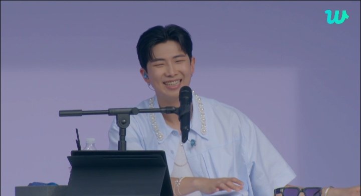 Тэхён позвонил Намджуну во время ARMY Lounge и сказал ему, что он только что проснулся, прокомментировал, что он планировал сделать неожиданное появление 😭😭😭
🐻: Хён, я тоже планировал туда поехать.
🐻: Я планировал прикрыть тебе глаза и сказать "сюрприз".