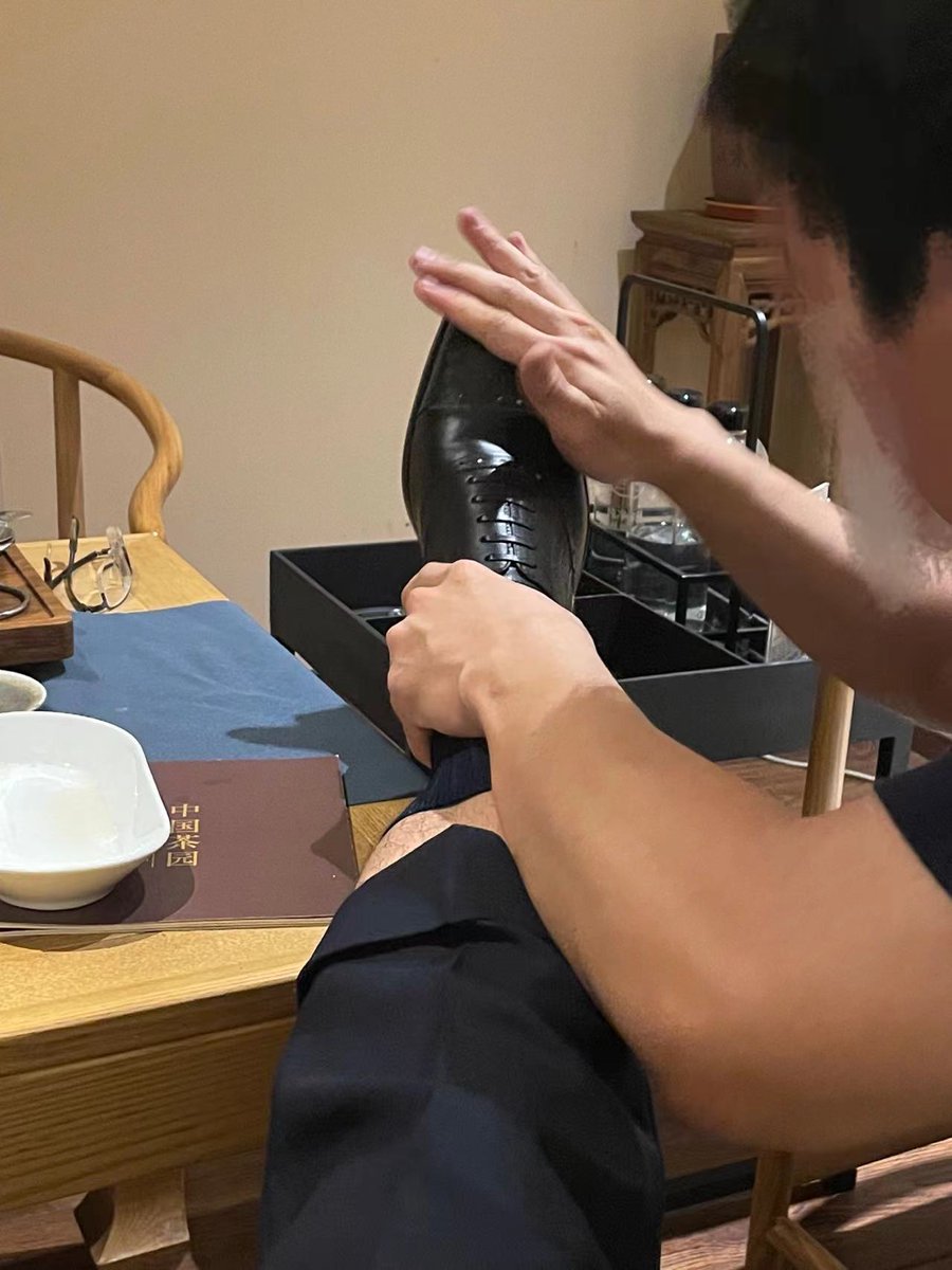 Junzai_1S's tweet photo. 周末喝茶，奴才擦鞋伺候！ https://t.co/LcOdYdf1Vc