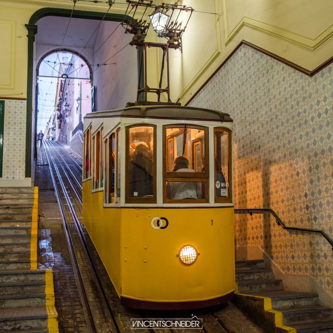 FOTO DO DIA 😍⁠
Lisboa típica 🚋 

📸 @vinschneider  
.⁠
.⁠
.⁠
#minhalisboasecreta #lisboasecreta #fotododia #photooftheday #lisboa #lisbon #visitlisboa #visitportugal #travel #instatravel #instagood #bomdia #bomdialisboa