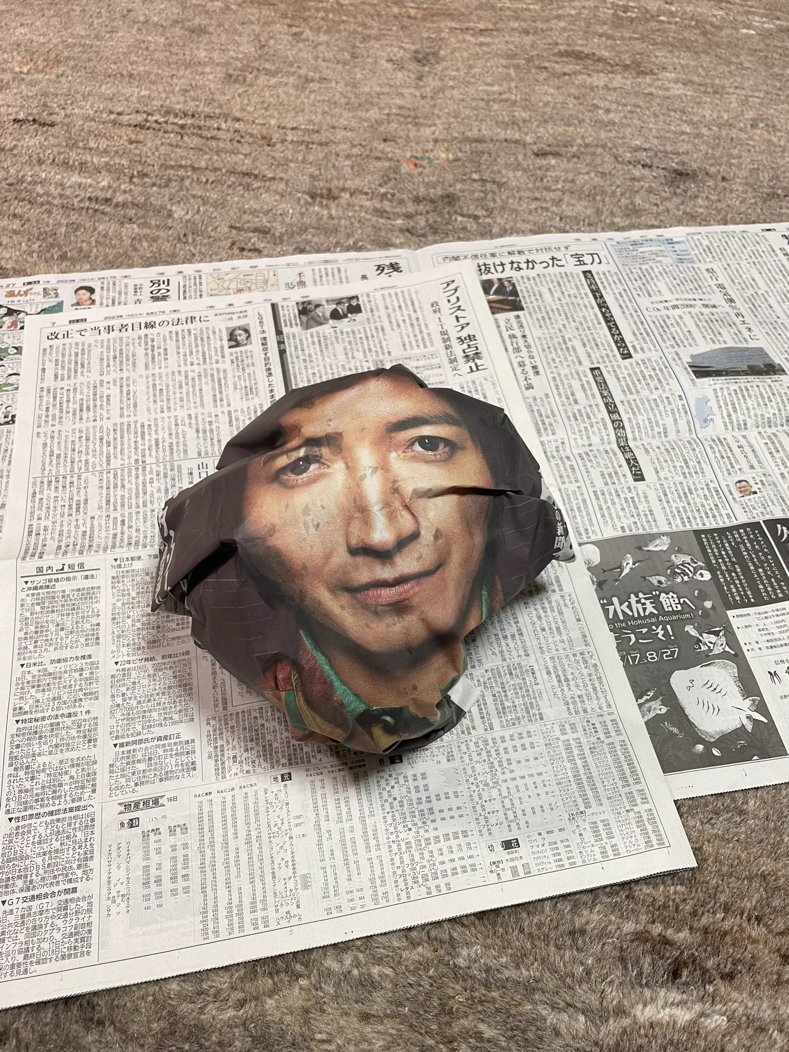 「さあこれで思う存分レタスを包むがいい！」藤原竜也の写真つきレタス保存新聞…だと？