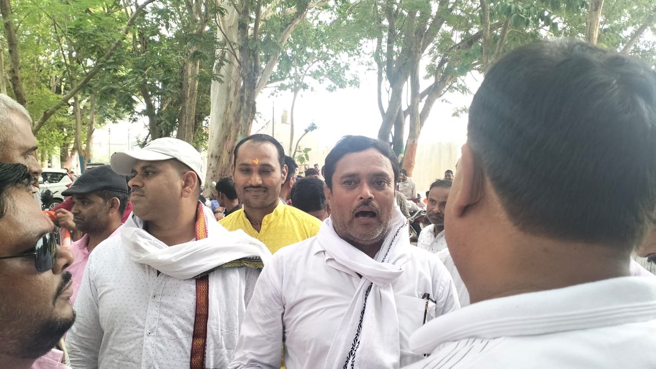 मोरहाबादी में जुटे राज्य भर के पारा शिक्षक, CM हाउस का कर रहे घेराव Para teachers from all over the state gathered in Morhabadi, gheraoing the CM house
