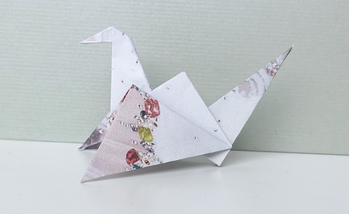 One crane a day 
#LoveYuzuruFromAllOverTheWorld 
#YuzuruHanyu 
#AlwaysWithYuzu 
#羽生結弦 
(Romeo and Juliet, FS 2013-14)