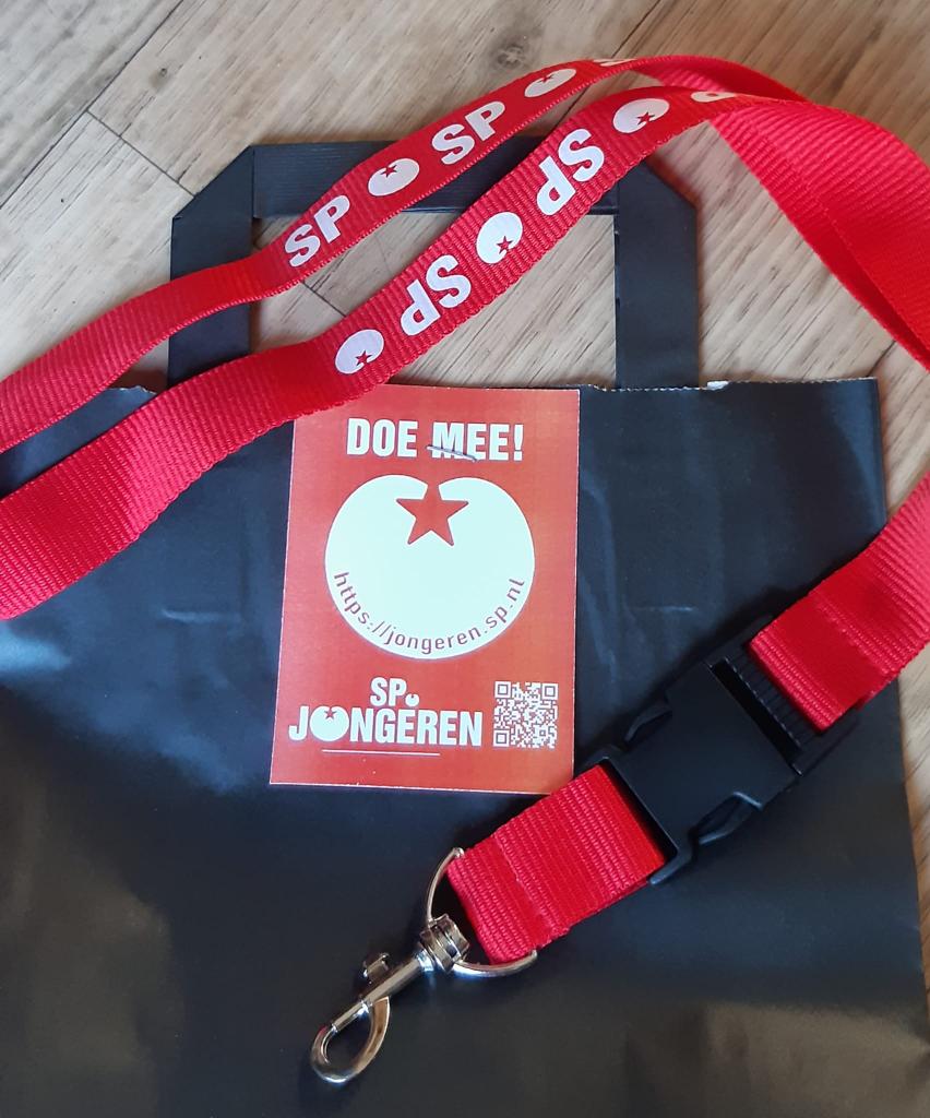 Deze week gaat afdeling Bergen op Zoom bij de geslaagde scholieren, SP Jongeren goodiebags rondbrengen.

We willen de jongeren feliciteren met de mooie resultaten en uitnodigen voor een jongeren bijeenkomst later deze maand 🥳.