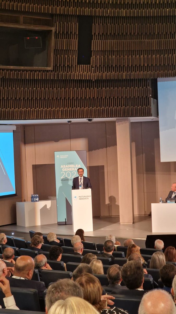 Informe anual <a href="/EnriqueSanz_MGA/">Enrique Sanz Fernández-Lomana</a> , presidente de @MutuaAbogacia en la Asamblea General de 2023.
#AsambleaGeneral2023