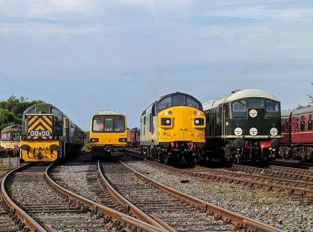 Today's locos on shed this morning preparing for the day ahead 🙂 @eastlancsrly @elrchairman @ELRPSociety #Class24 #Class37 #AClass