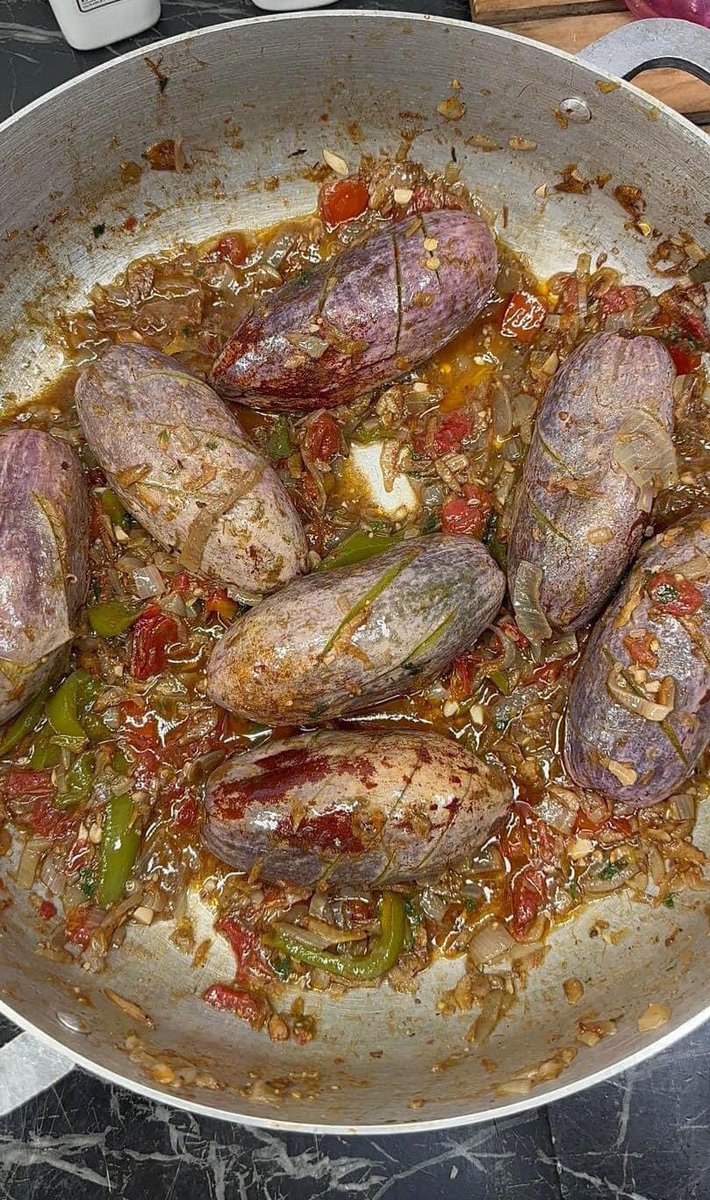 bembelly's tweet photo. Hum le plat de «#safous » sur son lit de p’tits oignons aux arômes de #piments qui piquent juste comme il faut! Miam 😋 Oui c’est une tuerie, et c’est beaucoup trop bon… https://t.co/8YXWEIjDCS