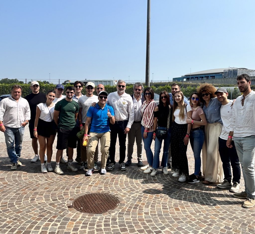 MasterMMSport's tweet image. 🎉Tutto pronto!
⏩Oggi le studentesse e gli studenti del #MasterMMSport 
🏍️In visita all' #Autodromo di #Vallelunga Piero Taruffi per una giornata formativa all’insegna dei motori 
📸 Una foto prima di partire con il S. Folgori  Coordinatore Velocità, FMI