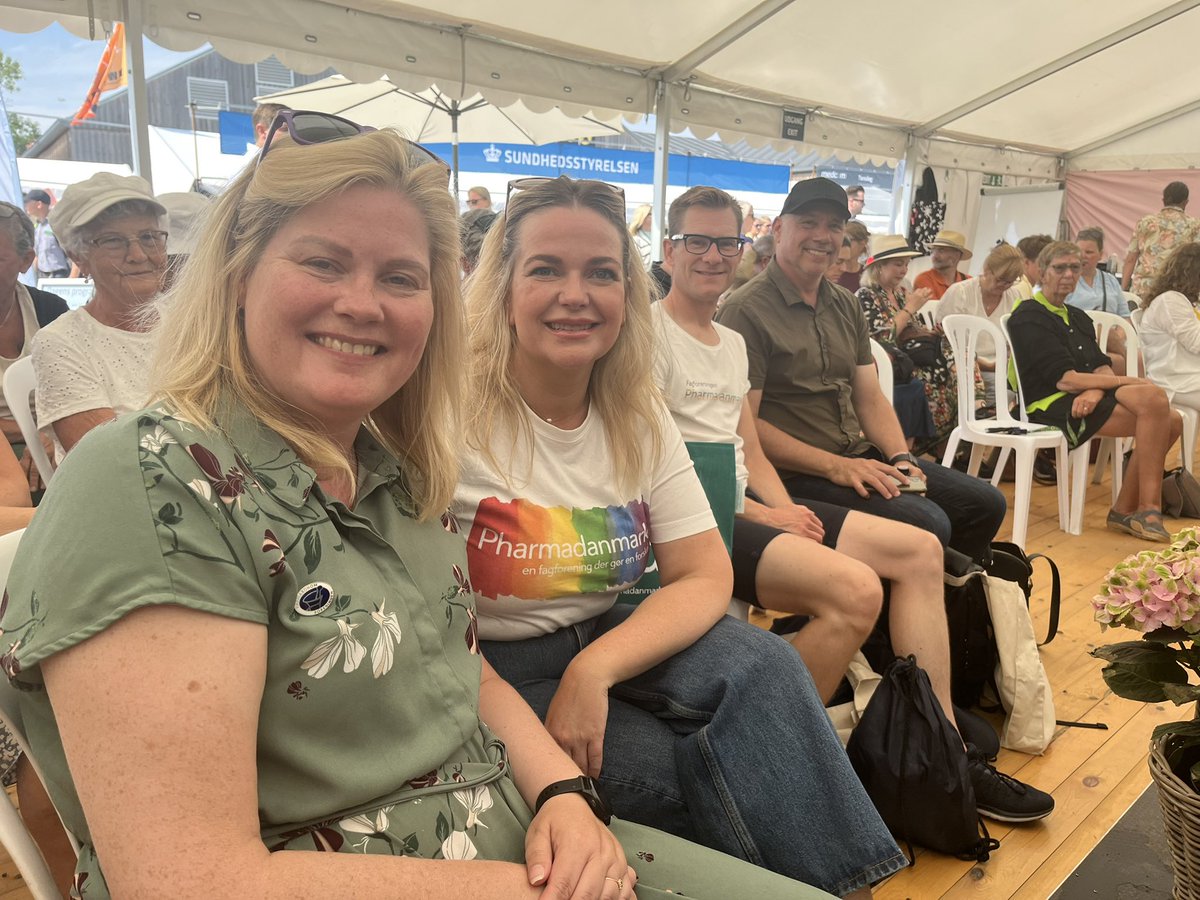 Formændene <a href="/TanjaVillumsen/">Tanja Villumsen</a> og @AnnMariGrnbk1 fra @pharmadanmark og <a href="/Farmakonom/">Farmakonomforeningen</a> er topklar på første række i teltet hos <a href="/STPS_DK/">Styrelsen for Patientsikkerhed</a>, når der skal tales sundhedsfaglig autorisation! 🙌💊