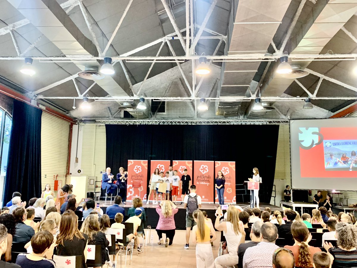 ‘I penso, ja de lluny,
que la poesia és fer emmudir
el llavi de la terra amb la paraula justa’.
Màrius Sampere

L’alumnat de l’Escola de #Benifallet guanyadors dels X Jocs Florals Escolars de Catalunya ❤️

<a href="/DuarteCarles/">Carles Duarte Montserrat</a> <a href="/AnnaSimo/">Anna Simó Castelló</a>