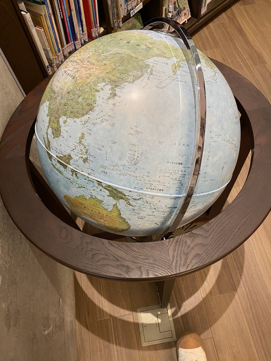 「図書館に行ったら大きな地球儀があったので娘に「日本はどこにある?」て聞いたら日本」|中村サトル｜イラストレーターのイラスト