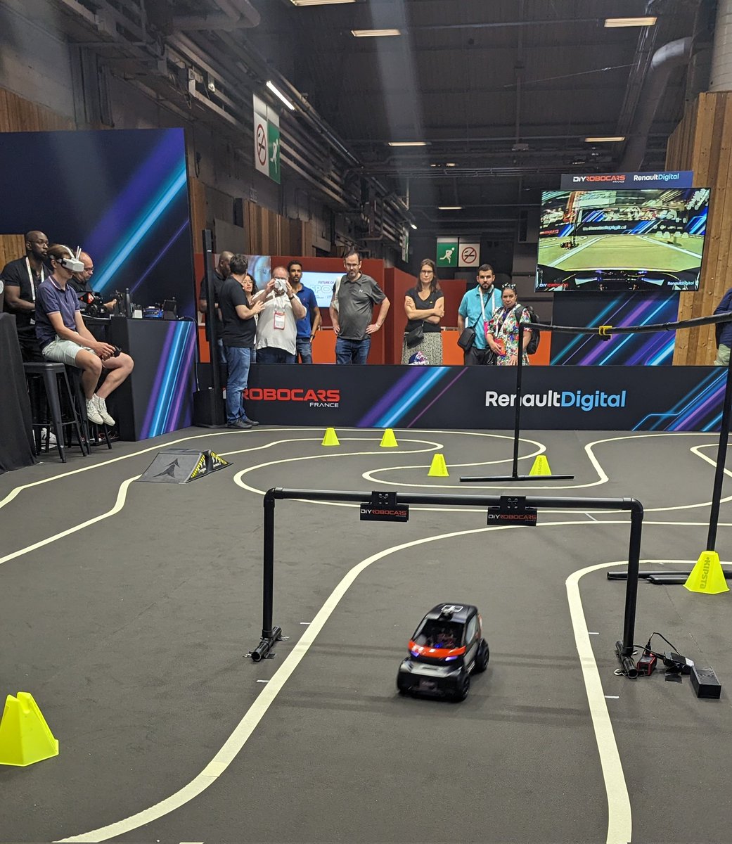 [#VIVATECH] Train a #Robocar ! 
Timothée pilote manuellement la Mobilize Duo équipée d'une caméra. Le but ? Entraîner #Intelligence Artificielle de la Robocar pour qu'elle puisse s'élancer en toute autonomie sur la piste !  🛣️ À la fin de la journée, nous confronterons les #IA du