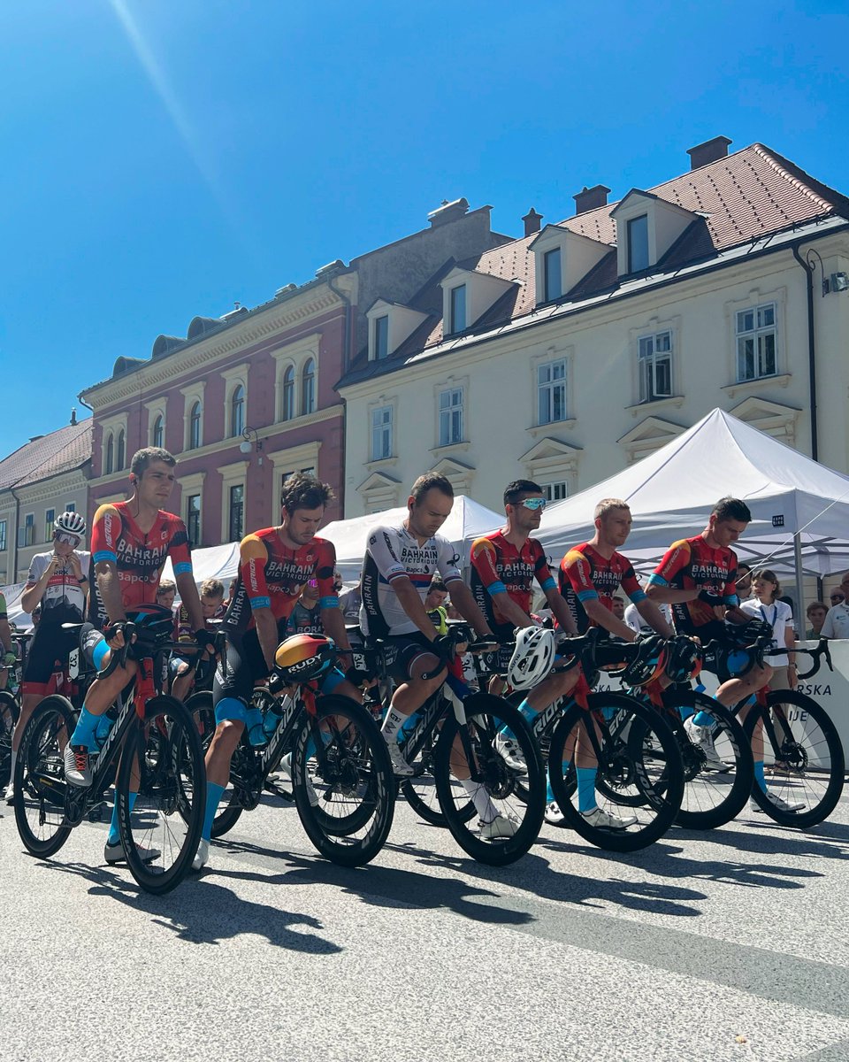 🇸🇮 #TourofSlovenia 🖤In remembrance of @maedergino one minute of silence was held at the start of @TourOfSlovenia stage 4. Team Bahrain Victorious were together on the front row of the peloton.