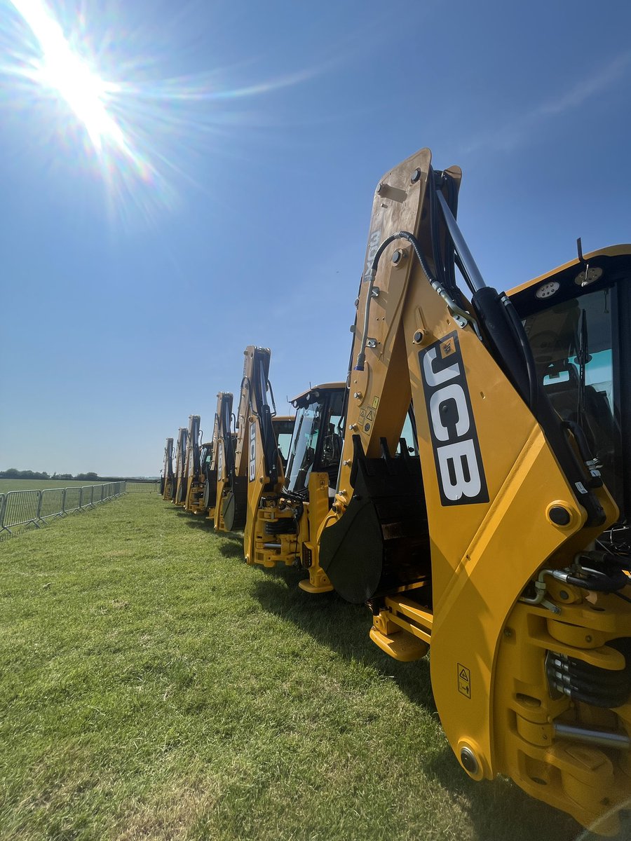 Agrigriff's tweet photo. ‘Feels like summer’! #dancingdiggers https://t.co/z44K5fBLKk