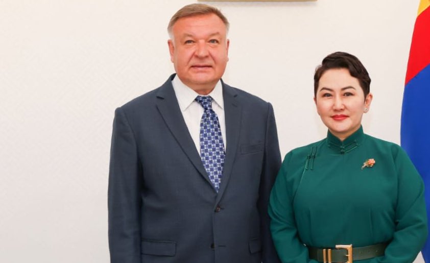 Б.Батцэцэг ОХУ-ын элчин сайд А.Евсиковыг хүлээн авч уулзлаа. ОХУ хэдийгээр Монгол улсад 40%-60% гаалийн татвар тавьж, худалдааны тэнцэл 96%-ийн алдагдалтай байдаг ч хоёр орны найрсаг, иж бүрэн стратегийн түншлэл, ЭЗ, худалдааны харилцааг хөгжүүлнэ хэмээн 32 дахь жилдээ мэдэгджээ.